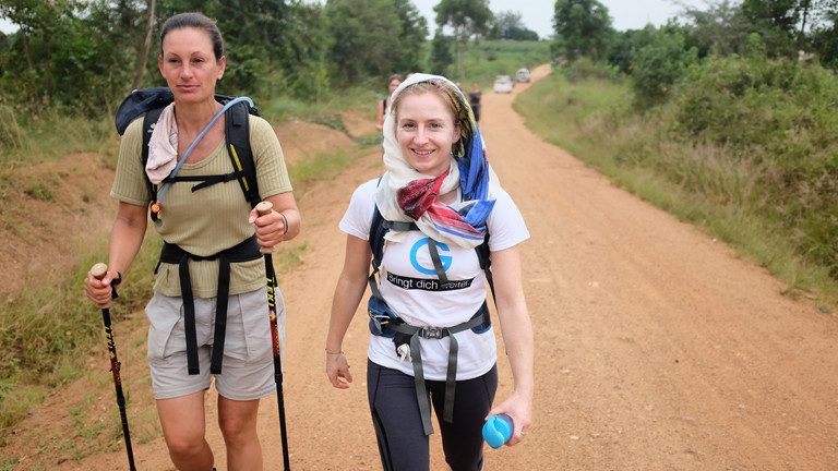 Hanna Berger beim Water!Walk in Uganda