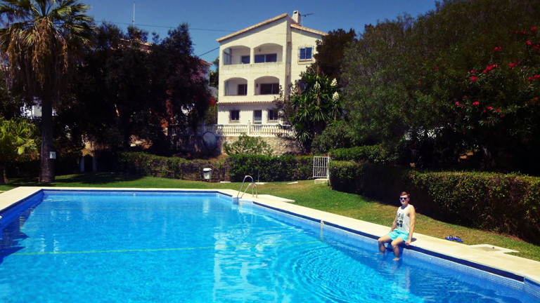 Tanbay Theune am Pool