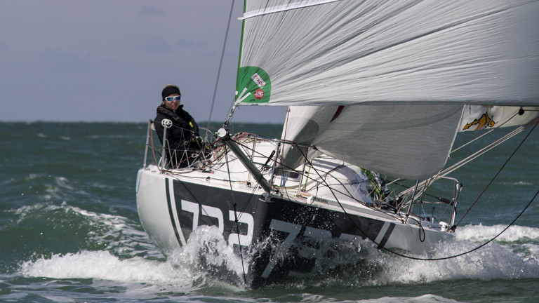 Lina Rixgens auf ihrem Boot nach dem Start in La Rochelle.