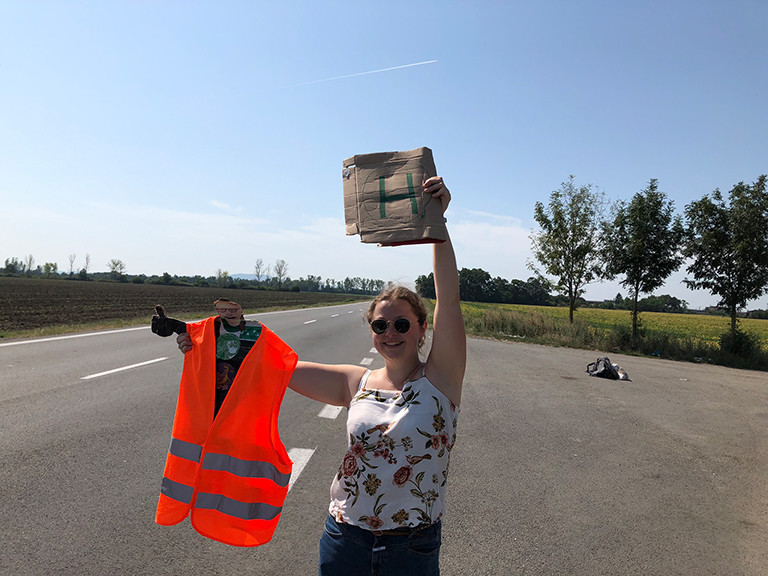 Daumen, Stellvertreter und Schild: Luisa beim Anhalten