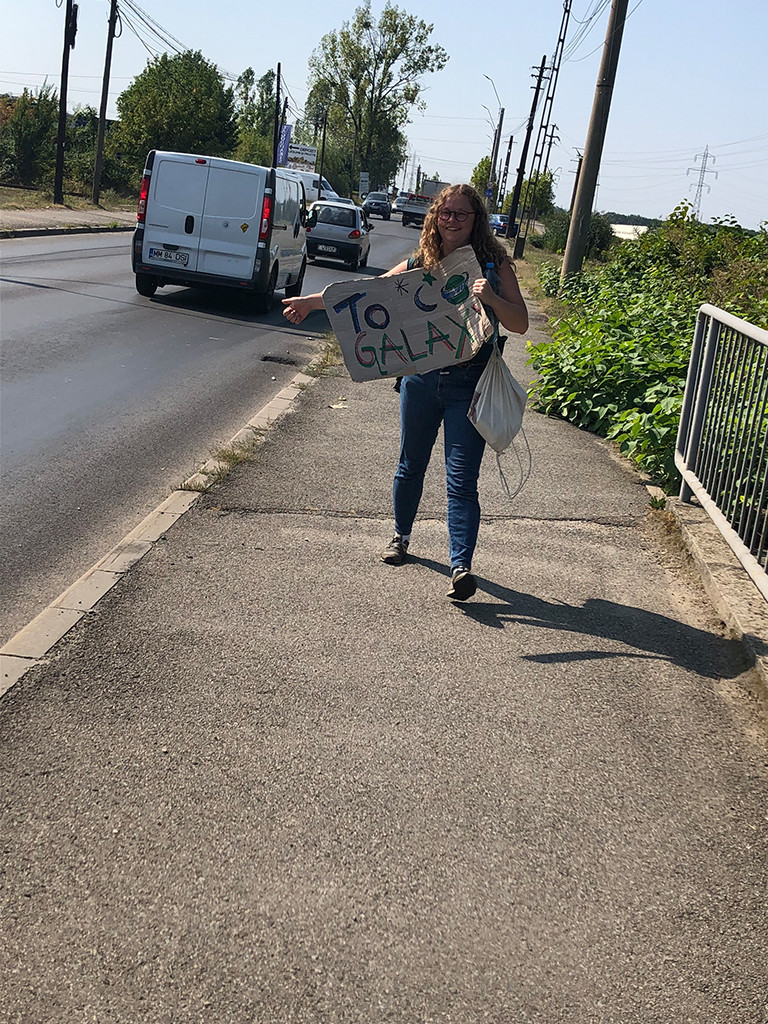 Lächeln und Daumen raus: Luisa auf dem Weg in Richtung Cluj-Napoca