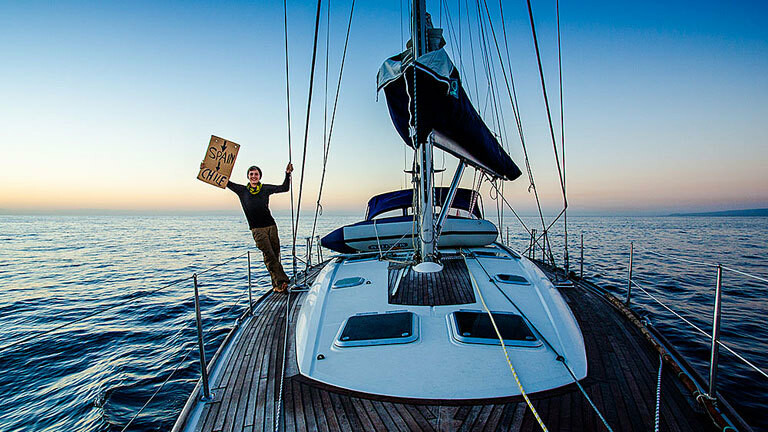 Joshi Nichell auf einem Segelboot