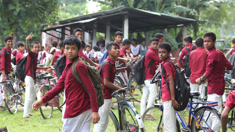 Kinder vor einer Schule in indien