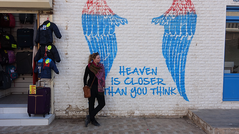 Die Autorin vor einem Mural in Kuwait City