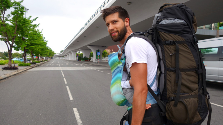 Benni mit Baby Liam in Vietnam.