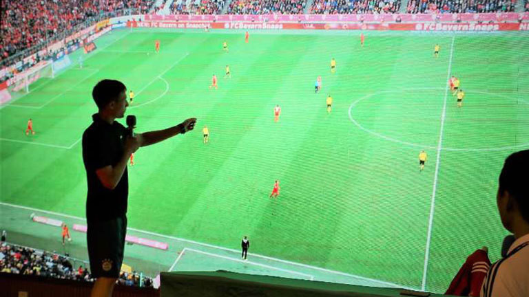 Co-Trainer Kevin Stotz bei seiner Arbeit für den chinesischen Fußballclub Shandong Luneng Taishan