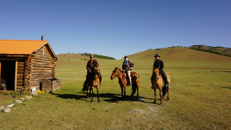 Drei Berittene in der Mongolei