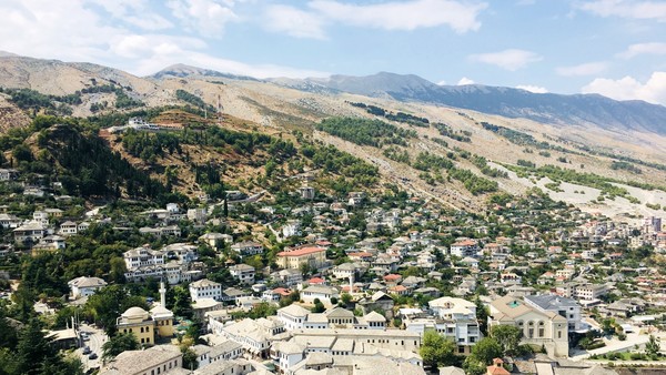 Eine Stadt in Albanien von oben fotografiert.