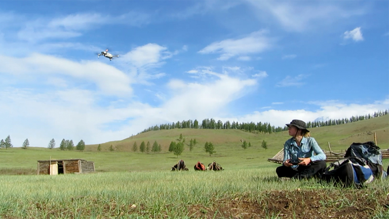 Frau mit einer Drohne