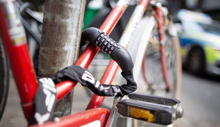 Ein abgeschlossenes Fahrrad