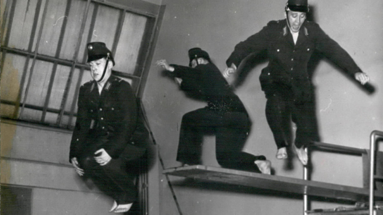 24. Januar 1953 - Hier springt die Berliner Schutzpolizei ins Becken. Gemeinsam mit der Deutschen Lebens-Rettungs-Gesellschaft schult sie die Grundlagen des Rettungsschwimmens