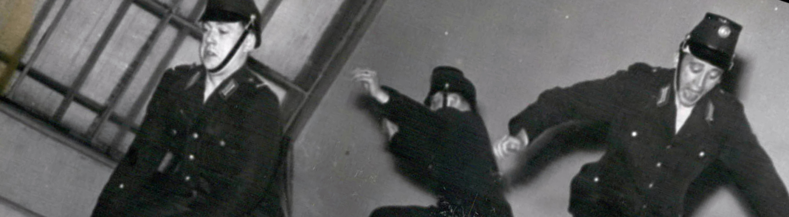 24. Januar 1953 - Hier springt die Berliner Schutzpolizei ins Becken. Gemeinsam mit der Deutschen Lebens-Rettungs-Gesellschaft schult sie die Grundlagen des Rettungsschwimmens