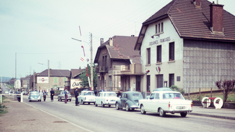 Grenzkontrollen an der französisch-luxemburgischen Grenze in Schengen, aufgenommen wohl zu Beginn der 1960er Jahre