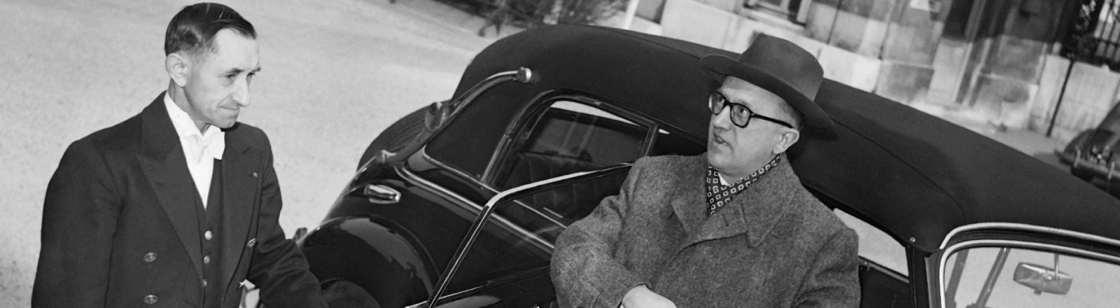 Staatssekretär Walter Hallstein bei seiner Ankunft  am Quai d'Orsay in Paris am 9. April 1954