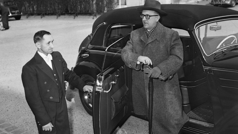 Staatssekretär Walter Hallstein bei seiner Ankunft  am Quai d'Orsay in Paris am 9. April 1954