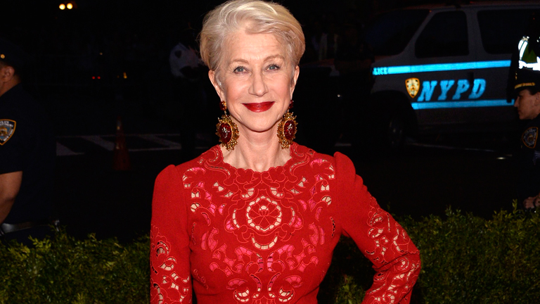 Helen Mirren im roten Abendkleid