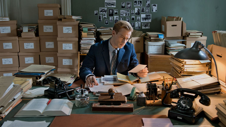 Der junge Staatssanwalt Johann Radmann (Alexander Fehling) bei seiner Recherche nach Nazi-Verbrechern - eine Szene des Films "Im Labyrinth des Schweigens"