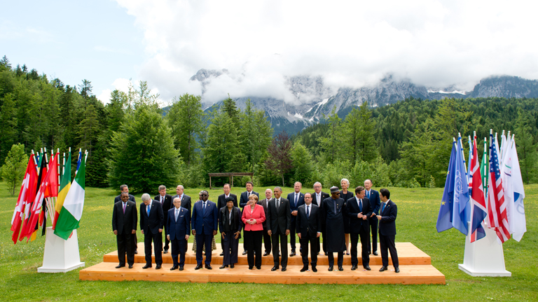 Bundeskanzlerin Angela Merkel und US-Präsident Barack Obama stehen am 08.06.2015 auf Schloss Elmau in Elmau (Bayern) während eines Gruppenfotos mit den Gästen der Outreach Konferenz zusammen.