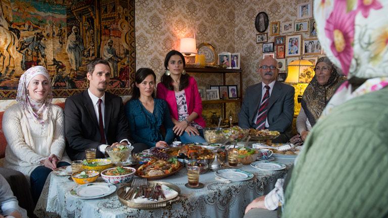 Demet Gül (l-r), Max von Thun, Sesede Terziyan und Idil Üner in einer undatierten Szene des Films «Einmal Hans mit scharfer Soße».