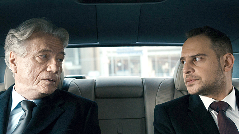 Jürgen Prochnow (l) als Pius Ott und Moritz Bleibtreu als Urs Blank in einer Szene von "Die dunkle Seite des Mondes".