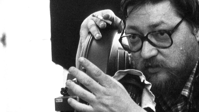 Der Regisseur und Filmproduzent während der Dreharbeiten zu dem Film "Lola" am 14. Mai 1981 in München.