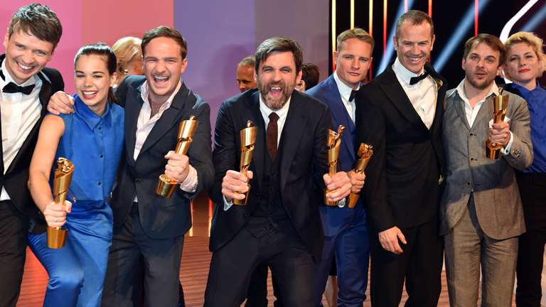 Filmemacher Sebastian Schipper (M) und das Filmteam, darunter die Hauptdarsteller Frederick Lau (3.v.l.) und Laia Costa (2.v.l) freuen sich am 19.06.2015 in Berlin bei der Verleihung des 65. Deutschen Filmpreises "Lola" über den Preis für den Thriller "Victoria".