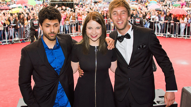 Der Youtube-Blogger David Schulz (l-r), die Internet-Bloggerin Melina Sophie und der Internet-Komiker Torge Oelrich alias Freshtorge posieren am 19.07.2015 in Heide (Schleswig-Holstein) während der Premiere von Freshtorges Kinofilm "Kartoffelsalat".