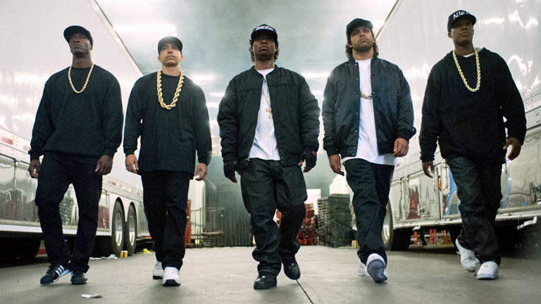 Aldis Hodge als MC Ren, Neil Brown Jr. als DJ Yella, Jason Mitchell als Eazy-E, O'Shea Jackson Jr. als Ice Cube und Corey Hawkins als Dr. Dre in einer Szene des Kinofilms "Straight Outta Compton".
