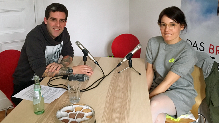 DRadio-Wissen-Moderator Tom Westerholt mit Regisseur Nicolette Krebitz.