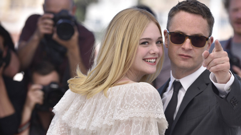 Elle Fanning steht neben Regisseur Nicolas Winding Refn