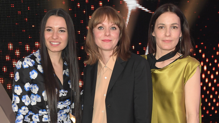 Anne Zohra Berrached, Maren Ade und Regisseurin Nicolette Krebitz stehen am 28.04.2017 in Berlin zur Verleihung des 67. Deutschen Filmpreises "Lola" zusammen.