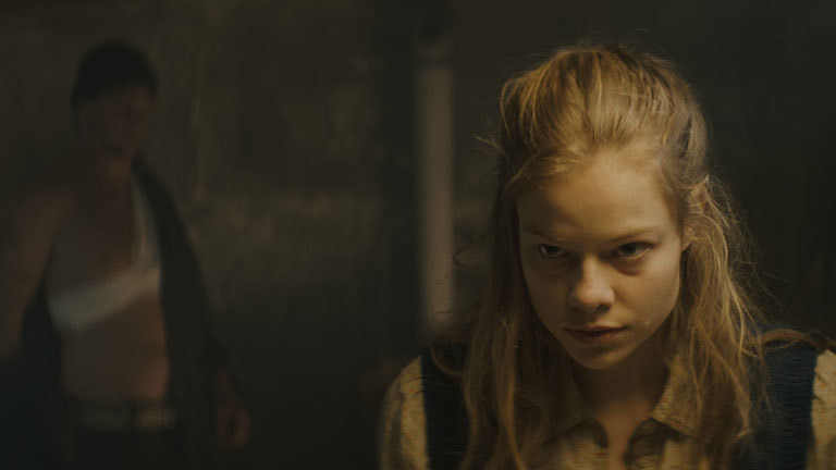 Still aus "Fremde" von Tim Dünschede mit Emma Bading