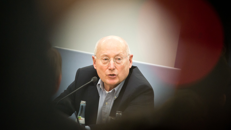 Stefan Aust, Journalist und Herausgeber der Tageszeitung "Die Welt", spricht am 16.02.2015 in Stuttgart (Baden-Württemberg) als Zeuge vor dem Untersuchungsausschuss "Rechtsterrorismus/NSU BW".