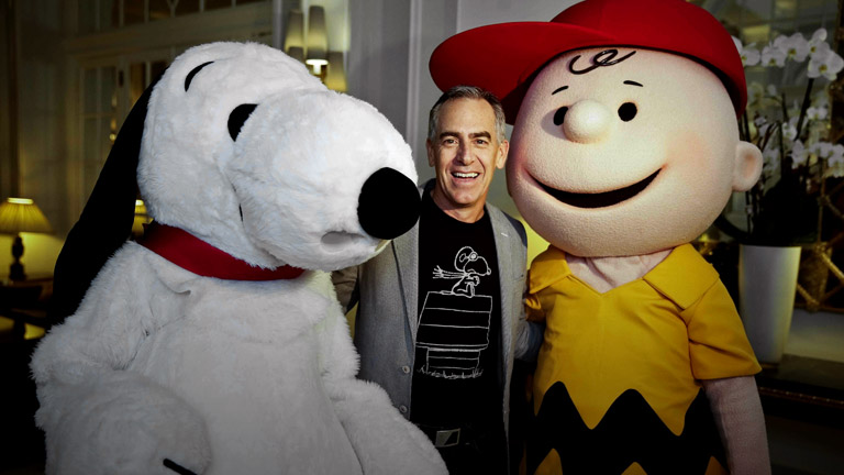 Regisseur Steve Martino mit den Figuren Snoopy und Charlie Brown