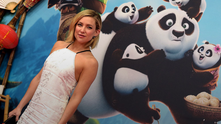 Kate Hudson vor einem Plakat des Films "Kung Fu Panda 3"
