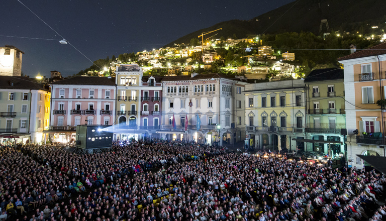 Menschen schauen einen Film auf der Piazza in Locarno