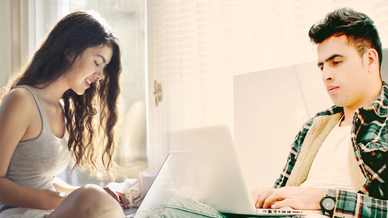 Ein paar chattet per Videochat