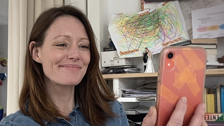 Szene aus der ZDF-Serie DRINNEN: Charlotte (Lavinia Wilson) ist nur über das Internet mit ihren Freunden und ihrer Familie verbunden.