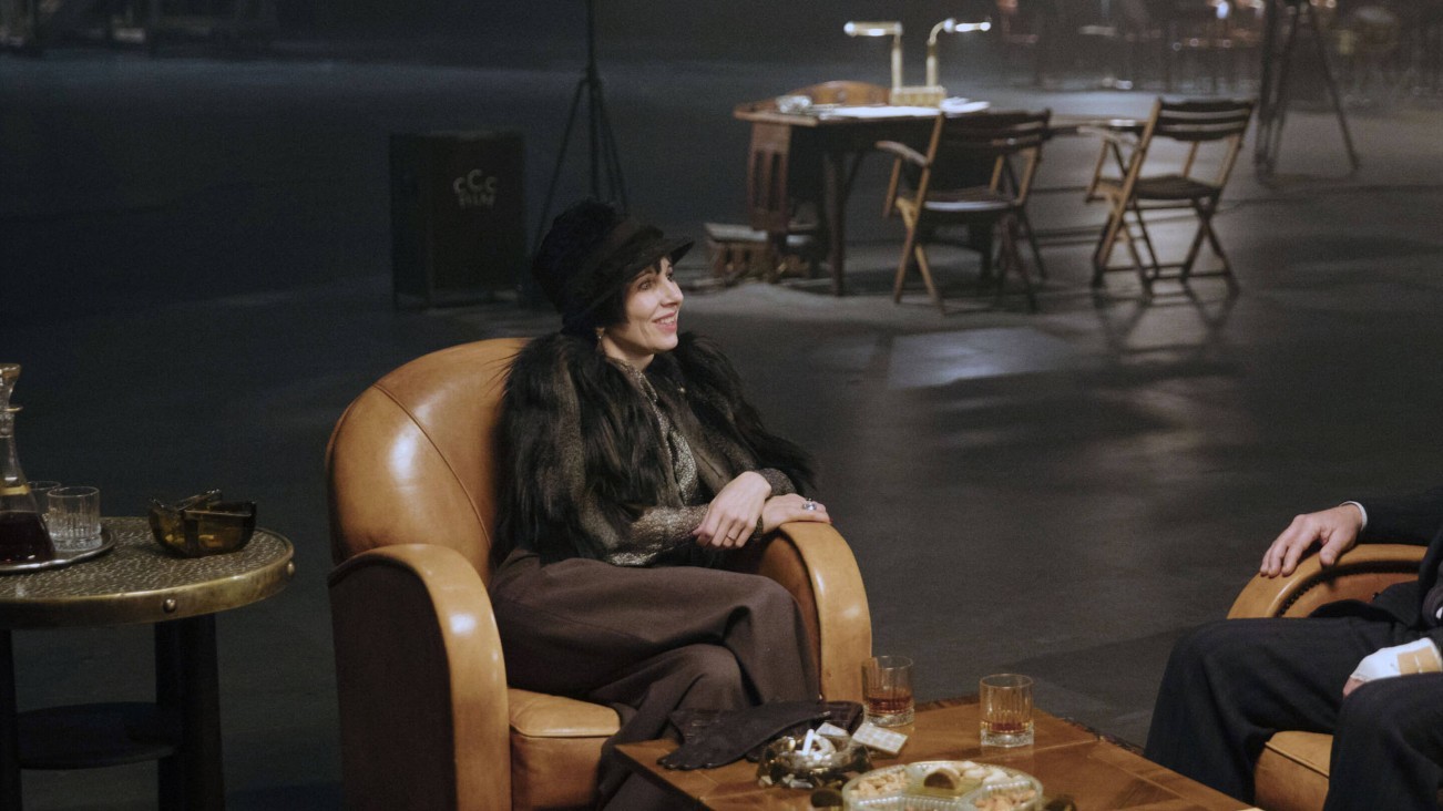 Meret Becker in einer Filmszene in Babylon Berlin.