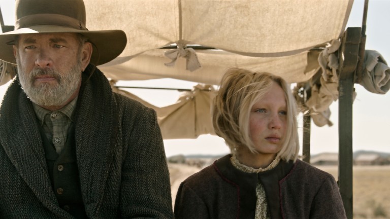 Helena Zengel neben Tom Hanks im Film "Neues aus der Welt".