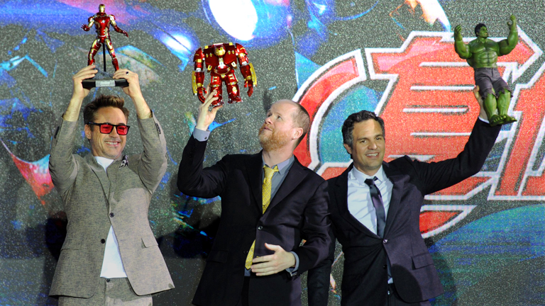 Robert Downey Jr., der Regisseur Joss Whedon und Schauspieler Mark Ruffalo bei der Avengers 2 Premiere.