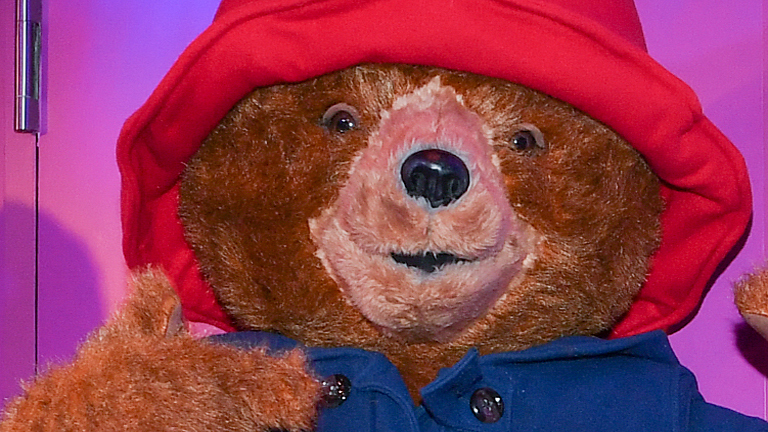 Ein Darsteller in einem Paddington Bear-Kostüm steht am 08.11.2017 in Berlin im Madame Tussauds neben der Wachsfigur von Elyas M'Barek. Der Schauspieler gibt der Figur seine Synchronstimme im neuen Film "Paddington 2", der am 23. November in die deutschen Kinos kommt. Foto: Jens Kalaene/zb/dpa