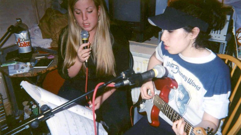 Amy Winehouse (r) begann schon als Teenager ihre eigenen Lieder zu schreiben - Szene des Kinofilms "Amy" (undatierte Filmszene).