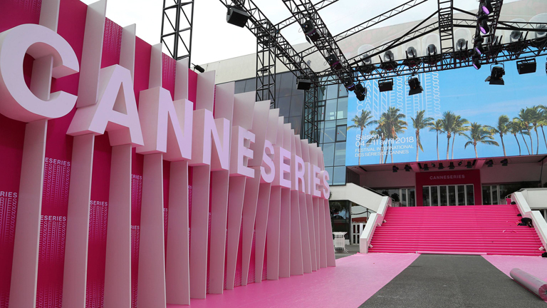 Schild mit der Aufschrift "Cannesseries" in Cannnes