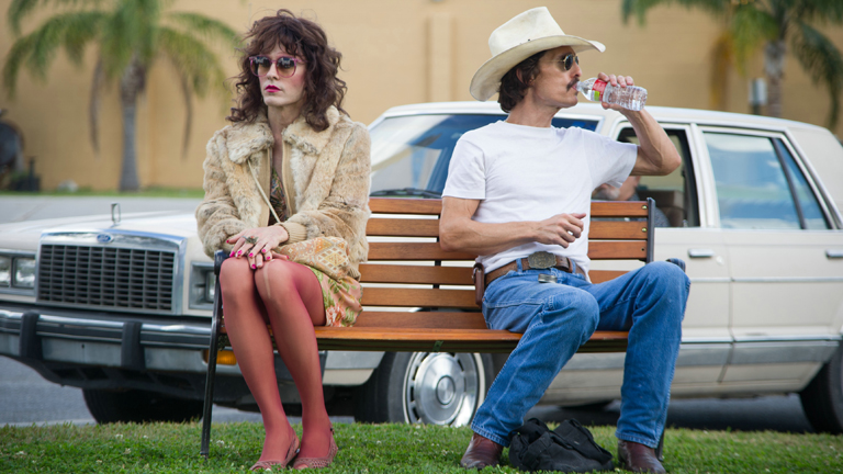 Die Schauspieler Jared Leto (l) als Rayon und Matthew McConaughey als Ron Woodroof in einer undatierten Filmszene des Kinofilms "Dallas Buyers Club".