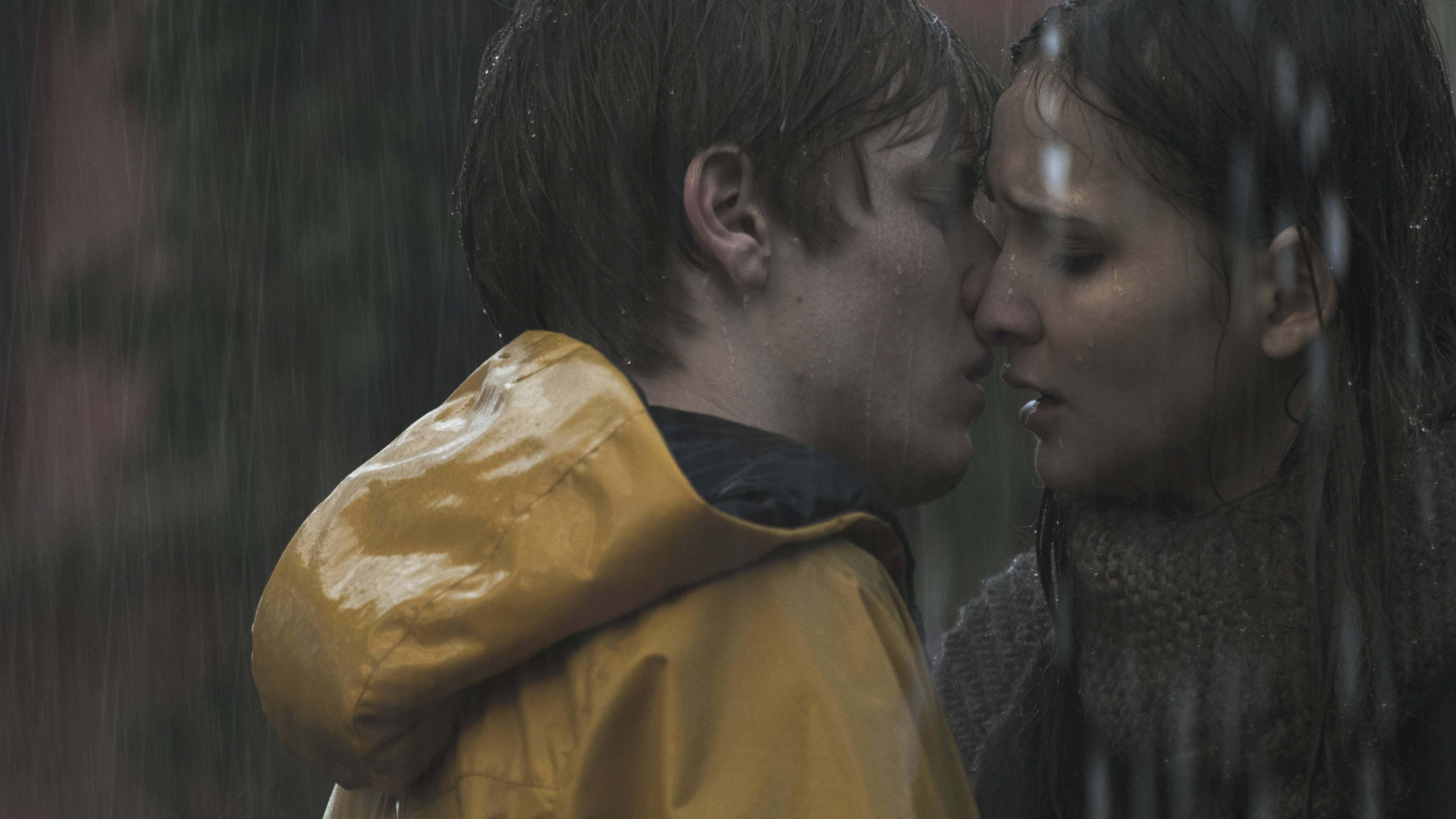 Louis Hofmann, Lisa Vicari, Dark Season 1 (2017)