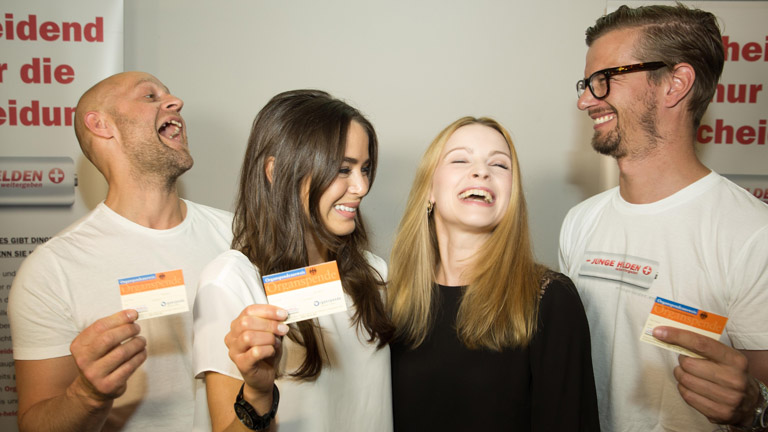 Die Schauspieler Jürgen Vogel (l-r), Xenia Assenza, Jennifer Ulrich und Joko Winterscheidt präsentieren am 29.06.2015 in Berlin Organspendeausweise, um für den Aufklärungsfilm "Entscheidend ist die Entscheidung" des Vereins Junge Helden e.V. zu werben.