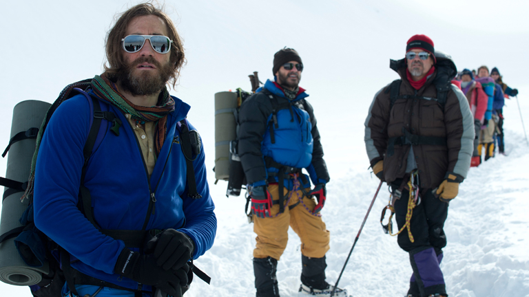 Jake Gyllenhaal (l) als Scott Fischer und Josh Brolin als Beck Weathers (r) in einer Szene des Kinofilms "Everest" (undatierte Filmszene).