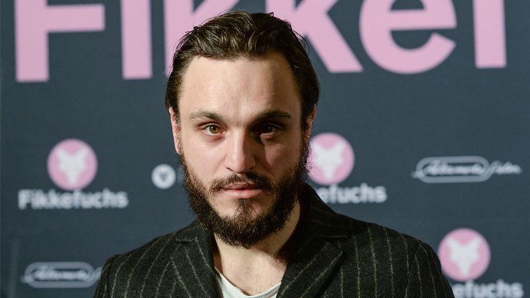 Schauspieler Franz Rogowski kommt am 14.11.2017 in Berlin zur Premiere vom Film "Fikkefuchs" in das Kino International. Der Film erzählt eine Vater-Sohn-Geschichte und über zwei Männer, die nicht gelernt haben, mit ihren Gefühlen und Bedürfnissen umzugehen. Mit Humor werden dabei Männerbilder auf allen Ebenen in Frage gestellt. Foto: Jens Kalaene/dpa-Zentralbild/ZB