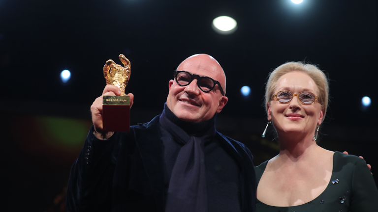 66. Internationale Filmfestspiele Berlin, 20.02.2016, Abschluss und Preisverleihung: Preisträger Gianfranco Rosi (l) / Goldener Bär für den besten Film für "Fuocoammare" und Meryl Streep.